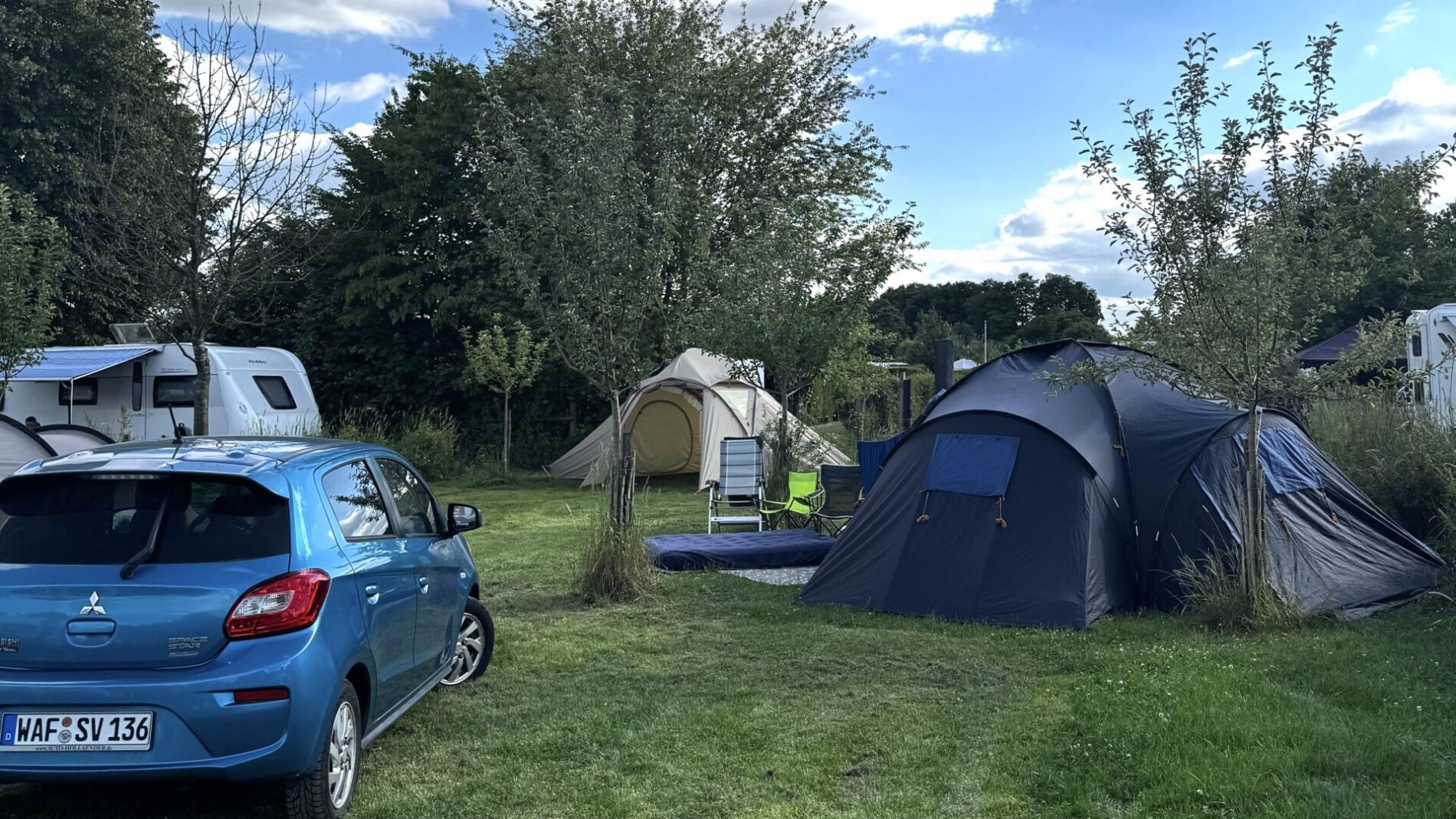 IMG_1443 Autos, Caravans und Zelte auf einer Grünfläche