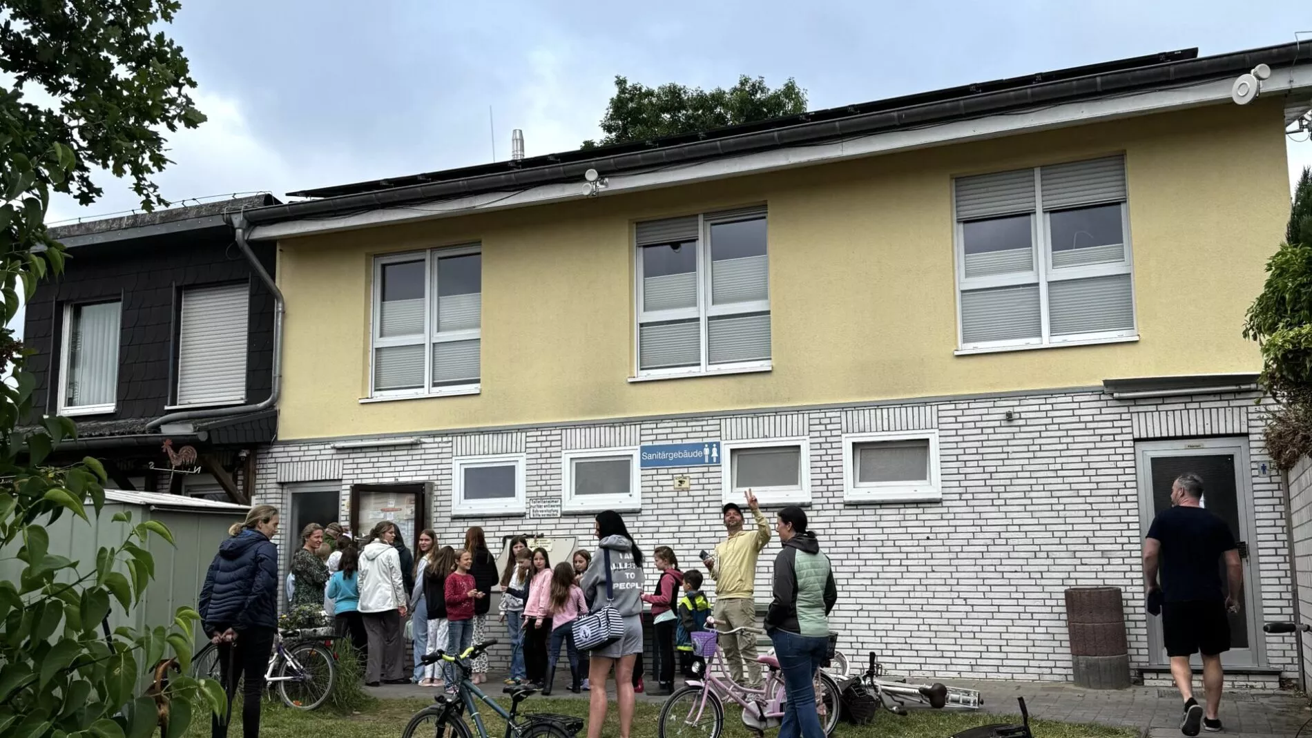 Eine Gruppe Menschen vor einem Gebäude