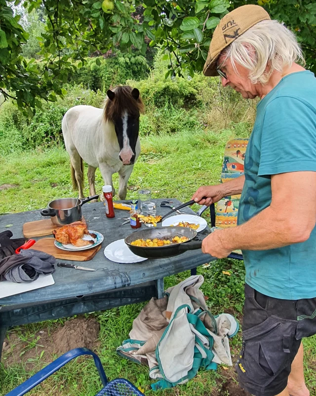 Erinnerungen an die Saison 2025.
Es war sooo schön mit euch! Mit all unseren Gästen und all unseren Pferden.
Kleine Erinnerungen ploppen auf wenn ich mir die Bilder anschaue. Und ich teile sie gerne mit euch.
Habt ihr auch solche Bilder im Kopf und auf dem Handy?
Teilt die gerne mit uns